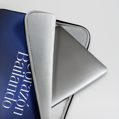 Un Corazón Bailando Laptop Sleeve