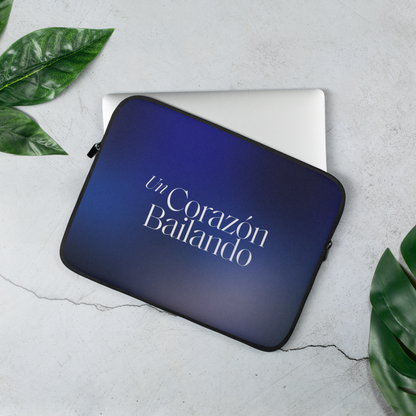 Un Corazón Bailando Laptop Sleeve